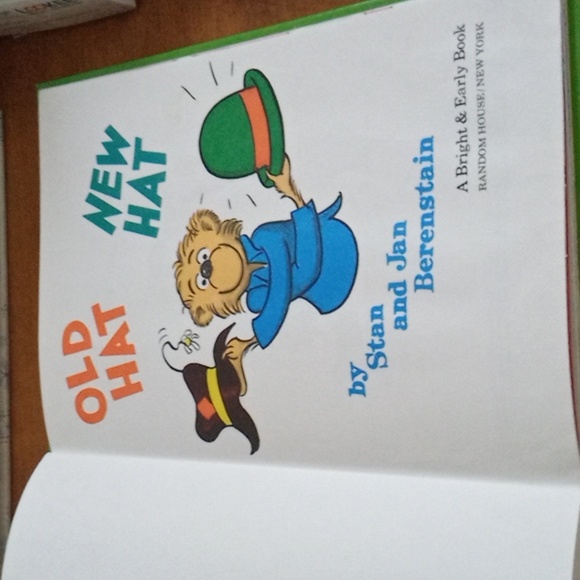 3/20**Old Hat New Hat By Stan And Jan Berenstain - Picture 3 of 3